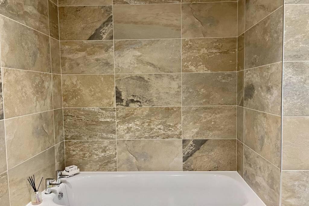 Lavender Apartment - Spacious Apartment Close To The Beach Deal Ngoại thất bức ảnh
