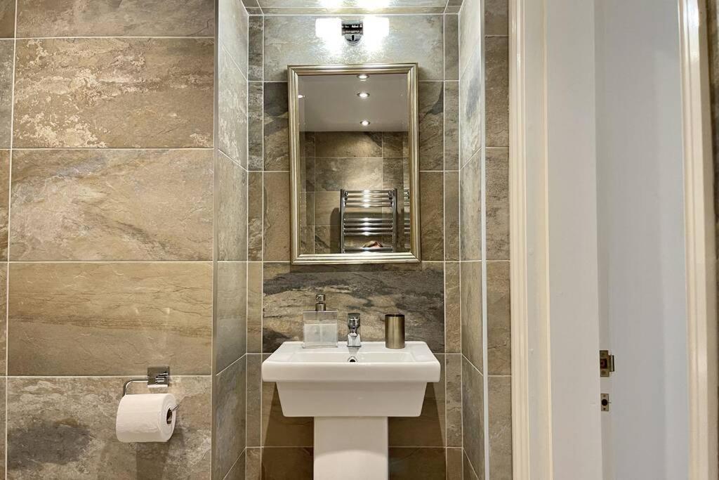 Lavender Apartment - Spacious Apartment Close To The Beach Deal Ngoại thất bức ảnh